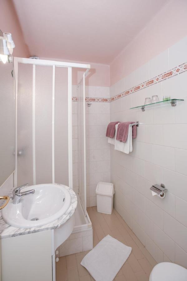 Hotel-Pension Kamyk Прага Екстер'єр фото