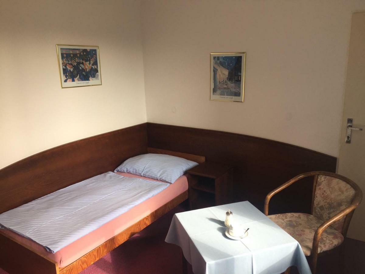Hotel-Pension Kamyk Прага Екстер'єр фото